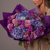 Букет из фиолетовых роз с гортензией и маттиолой